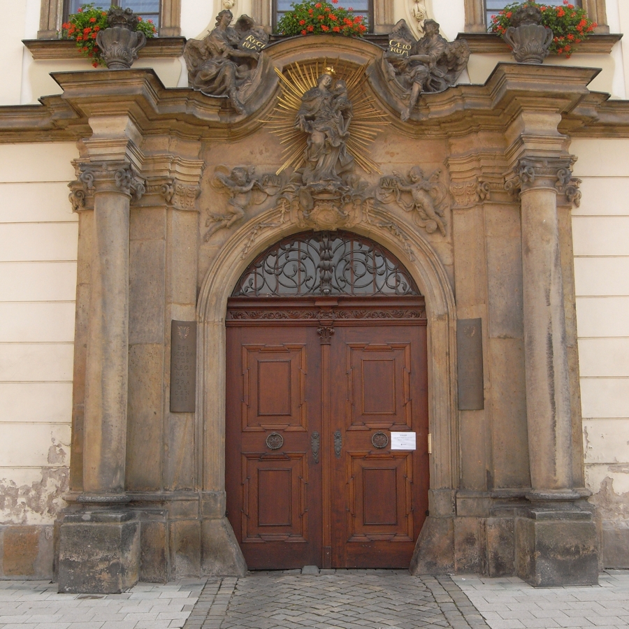 Hradec-Kralove-Bischoefliche-Residenz-Portal-von-Giovanni-Biagio-Santini
